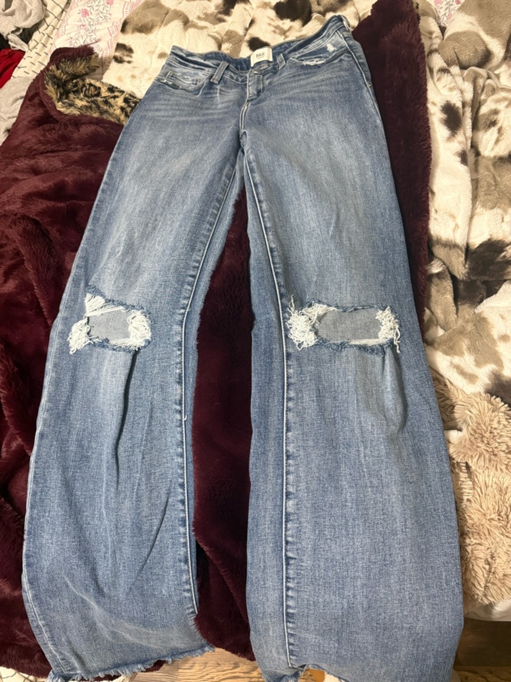 BKE YOUTH Distressed Wide/straight leg jeans
Size 16 long. Fits adult 25/26